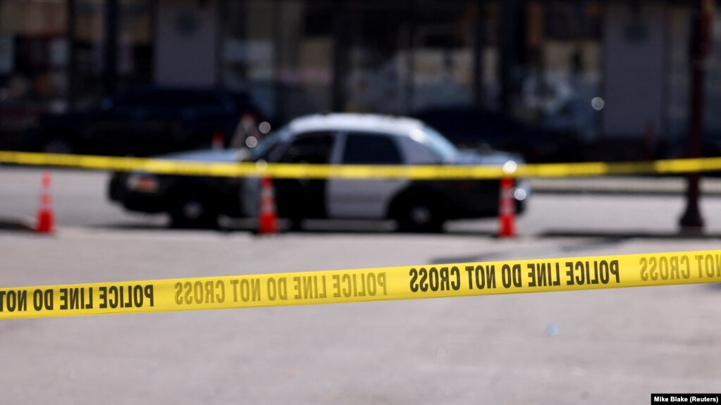 一辆警车停在加州蒙市枪击案现场。（2023年1月22日）(photo:VOA)