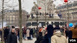 Protesters gather at the Place de la Republique in central Paris, Jan. 19, 2023. (Lisa Bryant/VOA)