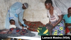 Medical staff takes care of a cholera patient inside a cholera ward in Blantyre, Malawi. (Lameck Masina/VOA)