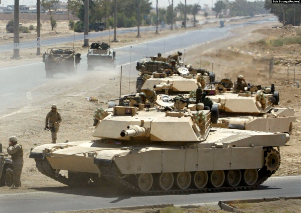 Los tanques M1A1 Abrams del Cuerpo de Marines de EEUU toman posiciones defensivas durante un tiroteo cerca del principal puesto de control de tráfico en Faluya, Irak, el 24 de junio de 2004. La versión de exportación del Abrams es utilizada por los ejércitos de Australia, Egipto, Irak, Kuwait, Polonia y Arabia Saudita.