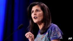 La exembajadora ante la ONU Nikki Haley habla en una reunión anual de liderazgo de la Coalición Judía Republicana el sábado 19 de noviembre de 2022 en Las Vegas. (Foto AP/John Locher)