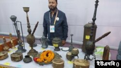 প্রদর্শনীতে, প্রাচীন মুদ্রা, যুদ্ধাস্ত্র, দ্বিতীয় বিশ্বযুদ্ধের সময় জার্মানিতে ব্যবহৃত বিষমিশ্রিত বেয়নেট, মোগল সাম্রাজ্যে ব্যবহৃত ঢাল ও আঙুলের বর্ম, সপ্তদশ শতাব্দীতে রৌপ্য ও তামার সংমিশ্রণে হাতে তৈরি প্লেট, প্রাচীন পত্রিকাসহ শত শত দুর্লভ সামগ্রী প্রদর্শিত হয়।