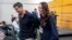 Premye Minis Nouvel Zeland Jacinda Adern (a dwat) ak fiyanse li Clark Gayford pati kite yon konferans pou lapres kote li anonse demisyon li nan vil Napier, Nouvel Zeland, 19 Janvye 2023. 