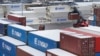 2023年1月25日，美国缅因州波特兰的国际海运码头上正在卸下的货运集装箱。（美联社照片）