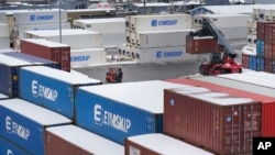 2023年1月25日，美国缅因州波特兰的国际海运码头上正在卸下的货运集装箱。（美联社照片）