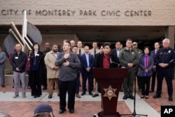 美聯邦眾議員趙美心在加州蒙市市民中心就槍擊事件向媒體講話。（2023年1月22日）