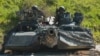 ფოტო არქივიდან: ამერიკელი ჯარისკაცები M1 Abrams ტანკზე. საწრვთნელი ბაზა, გერმანია, 2022 წლის 2 ივნისი.