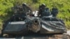 Arhiva - Američki vojnici na tenku M1 Ejbrams, tokom vežbi u Nemačkoj, 2. juna 2022.