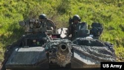 ARCHIVO - Soldados estadounidenses manejan un tanque M1 Abrams durante unas maniobras en Alemania en junio de 2022.