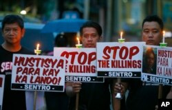 FILE - Aksi protes menentang pembunuhan di luar hukum dalam kampanye "Perang Melawan Narkoba" Presiden Rodrigo Duterte di pinggiran kota Quezon, timur laut Manila, Filipina, 8 Oktober 2016. (AP/Bullit Marquez, File)