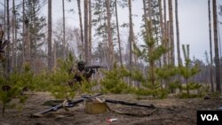 A Ukrainian soldier trains in the Donbas region of Ukraine, close enough to the fighting to hear explosions, Jan. 21, 2023. (Yan Boechat/VOA)