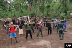 Anggota Pasukan Pertahanan Rakyat yang menentang rezim militer yang berkuasa di Myanmar, mengikuti pelatihan di sebuah kamp di Negara Bagian Kayin, dekat perbatasan Myanmar-Thailand, 9 Oktober 2021.(Foto: AFP)
