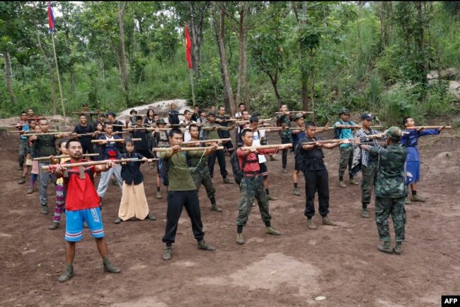 Anggota Pasukan Pertahanan Rakyat yang menentang rezim militer yang berkuasa di Myanmar, mengikuti pelatihan di sebuah kamp di Negara Bagian Kayin, dekat perbatasan Myanmar-Thailand, 9 Oktober 2021.(Foto: AFP)