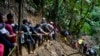 Migrantes, en su mayoría venezolanos, cruzan el Tapón del Darién desde Colombia hacia Panamá, con la esperanza de llegar a Estados Unidos el 15 de octubre de 2022. (AP Foto/Fernando Vergara, Archivo)