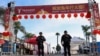 在美國加州華人聚居的蒙特利帕克市發生槍擊事件的第二天，警方在事發地點附近戒備。（2023年1月22日）