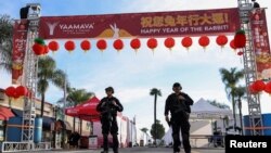 在美國加州華人聚居的蒙特利帕克市發生槍擊事件的第二天，警方在事發地點附近戒備。（2023年1月22日）