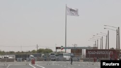 FILE - Bendera Taliban berkibar di Dowqarun, Provinsi Razavi Khorasan, Iran, perbatasan Iran dan Afghanistan, 29 Agustus 2021. (Majid Asgaripour/WANA (Kantor Berita Asia Barat) via REUTERS)