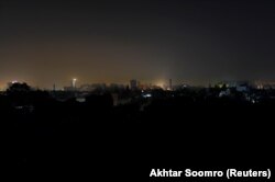 Kondisi perumahan yang terlihat gelap gulita saat listrik padam di Karachi, Pakistan, 10 Januari 2021. (Foto: REUTERS/Akhtar Soomro)