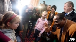유엔난민기구(UNHCR) 대표들이 러시아에서 우크라이나 난민 아동들을 만나고 있다. (자료사진)