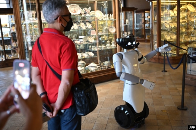 Robot humanoid R1, dirancang oleh Institut Teknologi Italia, berfungsi sebagai panduan virtual bagi pengunjung. (Foto: AFP)