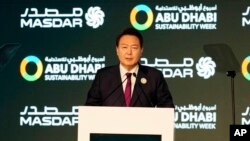 Presiden Korea Selatan Yoon Suk Yeol memberikan sambutan pada upacara pembukaan Abu Dhabi Sustainability Week di Abu Dhabi, Uni Emirat Arab, Senin, 16 Januari 2023. (AP/Kamran Jebreili)