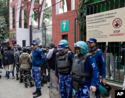 Petugas keamanan menjaga gerbang utama Universitas Jamia Millia Islamia di New Delhi, India, Rabu, 25 Januari 2023. (Foto: AP)