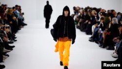 Yon manken pandan defile modis Matthew M. Williams pou mezon mod Givenchy nan Paris, 18 Janvye 2023. 