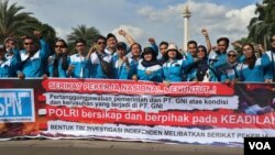 Sekitar 150an pekerja hari Selasa (24/1) berunjuk rasa di Monas, Jakarta, untuk menyampaikan tuntutan kepada pemerintah pasca kerusuhan yang terjadi di PT GNI Morowali, Sulawesi pada 14 Januari lalu. (Indra Yoga/VOA)