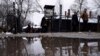 La gente camina junto a la puerta ''Arbeit Macht Frei" (El trabajo te libera) en el antiguo campo de concentración y exterminio alemán nazi Auschwitz-Birkenau en Oswiecim, Polonia, el jueves 26 de enero de 2023.