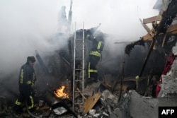 Ukrajinski vatrogasci gase požar u kući nakon ruskog granatiranja grada Hersona, 29. januara 2023. godine, usred ruske vojne invazije na Ukrajinu.