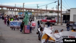 Manifestantes marchan para exigir el fin de la política de inmigración llamada Título 42 y para apoyar los derechos de los migrantes que arriban a la frontera en el centro de El Paso, Texas, Estados Unidos, el 7 de enero de 2023.