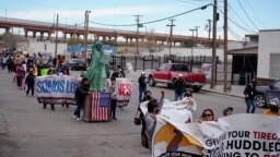 Manifestantes marchan para exigir el fin de la política de inmigración llamada Título 42 y para apoyar los derechos de los migrantes que arriban a la frontera en el centro de El Paso, Texas, Estados Unidos, el 7 de enero de 2023.