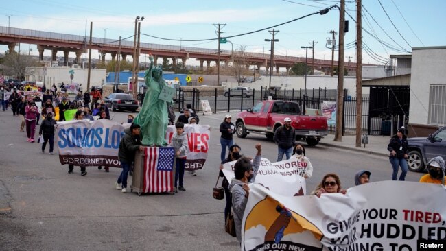 Manifestantes marchan para exigir el fin de la política de inmigración llamada Título 42 y para apoyar los derechos de los migrantes que arriban a la frontera en el centro de El Paso, Texas, Estados Unidos, el 7 de enero de 2023.