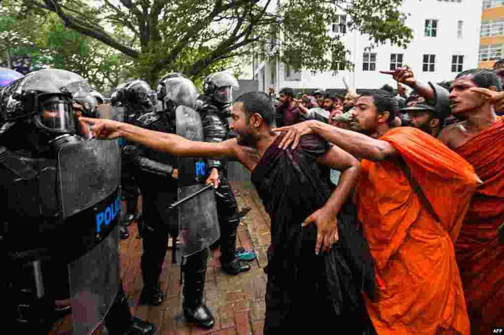 Anti-government demonstrators and university students scuffle with police during a protest demanding the release of Inter University Students&#39; Federation leader Wasantha Mudalige, in Colombo.&nbsp;