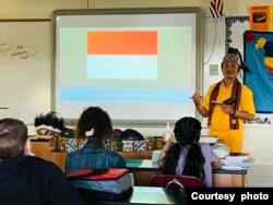 Swarles Yusuf Tandi memberikan presentasi tentang Indonesia di kampus Indiana University of Pennsylvania (IUP) (foto: courtesy)