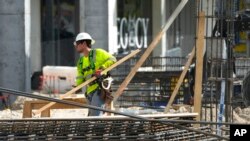 2023年1月24日，迈阿密一个建筑工地的工人在工作。（美联社照片）