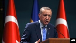 Presiden Turki Recep Tayyip Erdogan berbicara kepada awak media dalam konferensi pers di Ankara, Turki, pada 8 November 2022. (Foto: AP/Burhan Ozbilici)