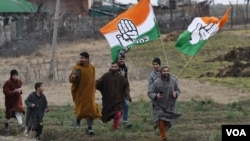 Local residents of Indian administered Kashmir who support INC rushed towards Rahul Gandhi carrying the party flag as the Indian politician approached Srinagar. (Wasim Nabi for VOA)