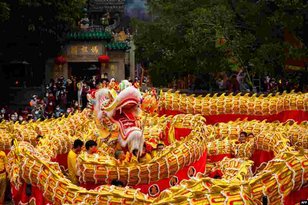 Танцот на змејот долг 238 метри се изведува пред храмот А-Ма за време на прославите на првиот ден од кинеската лунарна нова година во Макао, Кина.