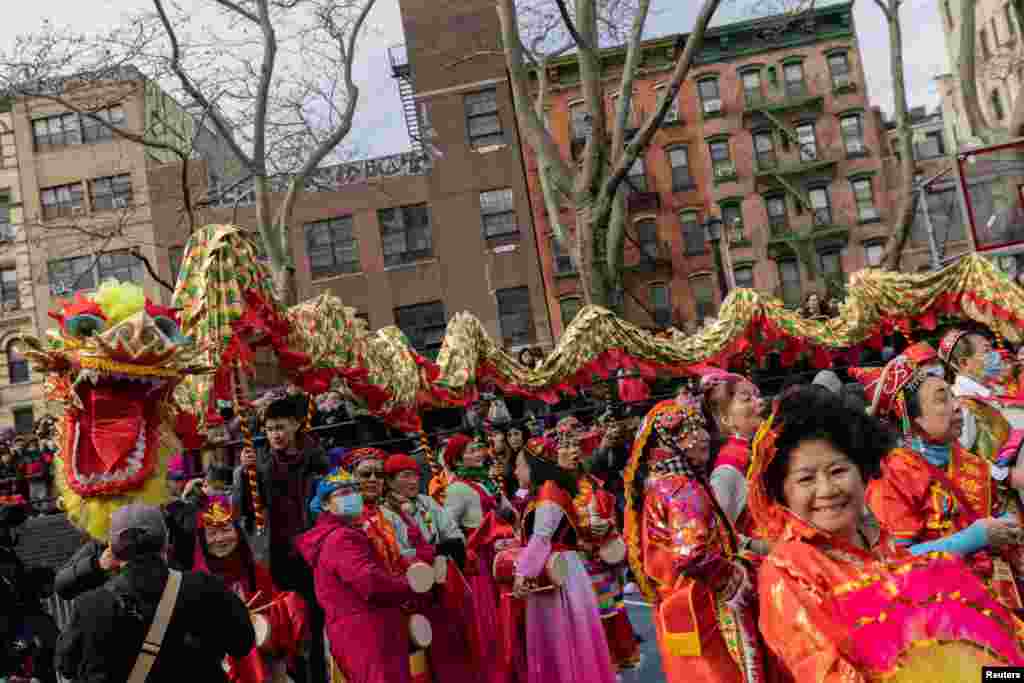 Los bailarines llevan un dragón durante el Desfile del Año Nuevo Lunar en Chinatown en la Ciudad de Nueva York, EEUU.&nbsp;