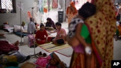 বাংলাদেশের ঢাকার শহীদ সোহরাওয়ার্দী মেডিকেল কলেজ ও হাসপাতালে ডেঙ্গুর জন্য চিকিৎসা নিচ্ছেন রোগীরা। (ফাইল ছবি) 