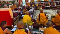 པ་ལི་དང་ལེགས་སྦྱར་ཆོས་བརྒྱུད་འཛིན་པའི་དགེ་འདུན་དབར་ཤེས་ཡོན་བརྗེ་ལེན་གྱི་བགྲོ་གླེང་གནང་བཞིན་པ། 