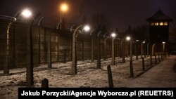 ARHIVA - Bodljikava žica oko bivšeg nacističkog logora smrti Aušvic-Birkenau (Foto: Reuters/Jakub Porzycki/Agencja Wyborcza.pl)