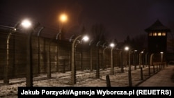 Ograda od bodljikave žice na mjestu bivšeg nacističkog njemačkog koncentracijskog logora i logora smrti Auschwitz-Birkenau.