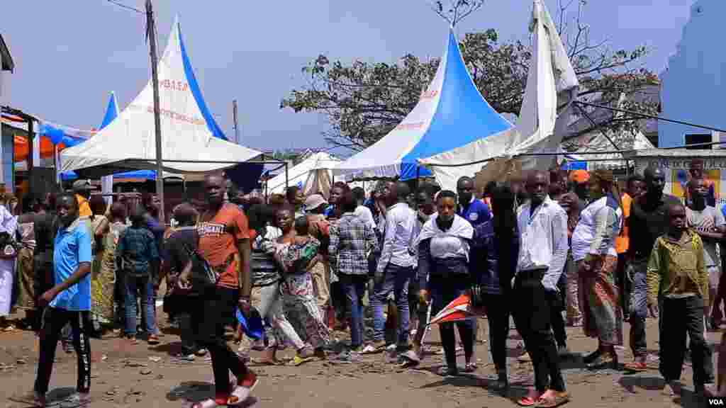 Wanachi wajitokeza kushuhudia shambulizi la kanisa moja mjini Kasindi, wilaya ya Beni, DRC.