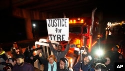 Para pengunjuk rasa berpawai di Jalan di Memphis, Tennessee, Jumat, 27 Januari 2023 pada saat polisi merilis video yang menunjukkan lima polisi memukuli Tyre Nichols. (Foto: AP Photo/Gerald Herbert)