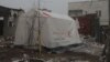 از زلزله بهمن ماه، هنوز برخی افراد در چادر زندگی می‌کنند. 