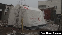 از زلزله بهمن ماه، هنوز برخی افراد در چادر زندگی می‌کنند. 