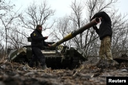 Tentara Ukraina memeriksa laras tank selama latihan ofensif di tengah serangan Rusia terhadap Ukraina, di Wilayah Zaporizhzhia, Ukraina, 23 Januari 2023. (Foto: Reuters)