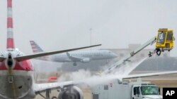 Un avión de American Airlines se somete a procedimientos de descongelación el lunes 30 de enero de 2023 en el Aeropuerto Internacional de Dallas/Fort Worth en Texas. (Lola Gomez/The Dallas Morning News vía AP)